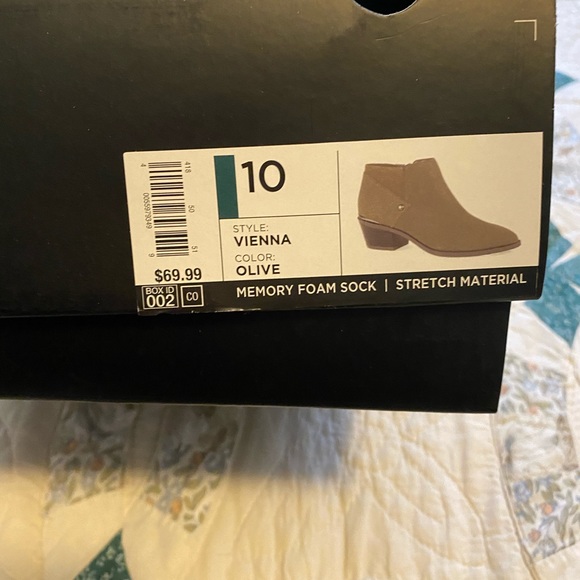 BRAND NEW Vera Wang Booties - Picture 3 of 5